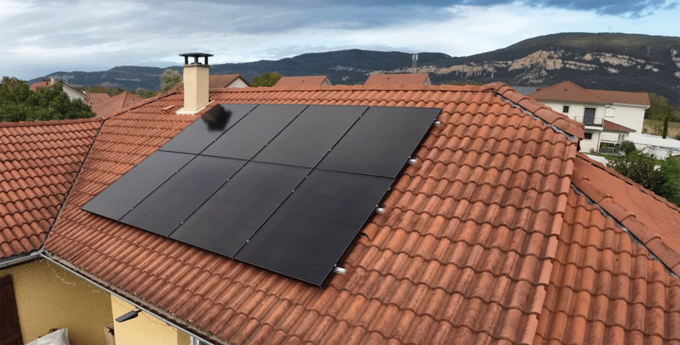 installations solaires résidentielles avec ses panneaux solaires et son onduleur TETRADIS