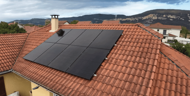 installations solaires résidentielles avec ses panneaux solaires et son onduleur TETRADIS