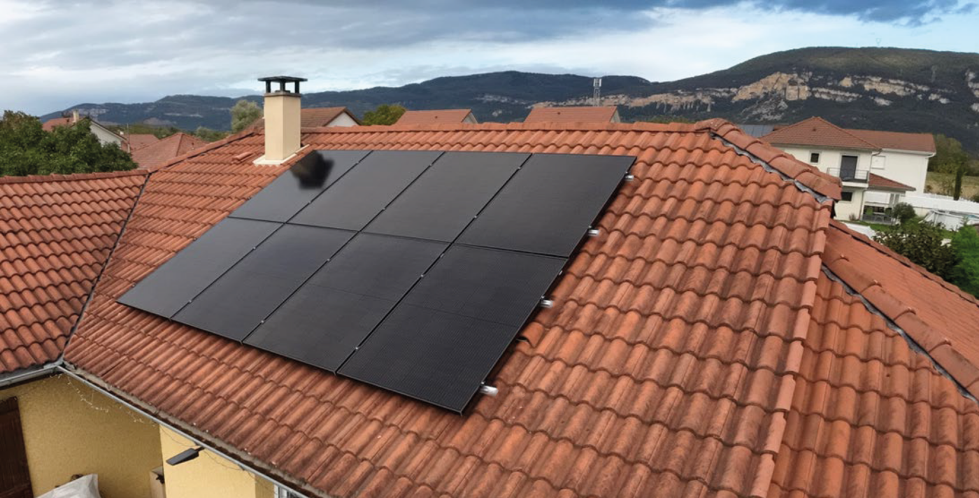 Installation photovoltaïque avec ses panneaux solaires et son onduleur TETRADIS
