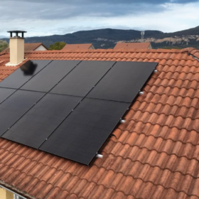 Installation photovoltaïque avec ses panneaux solaires et son onduleur TETRADIS