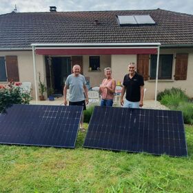 2 kits solaires clés en main installés à proximité d'une piscine