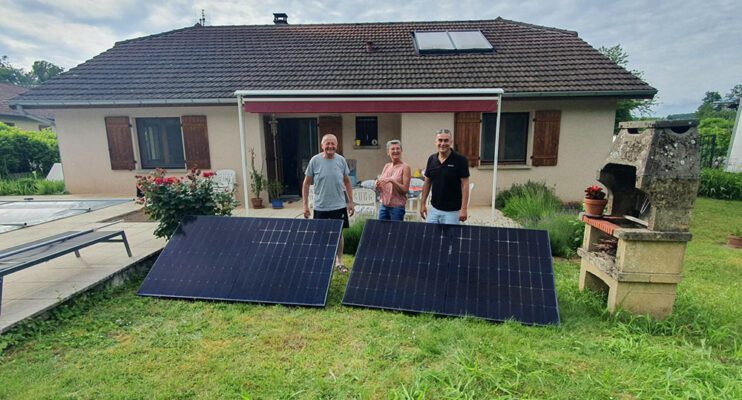 2 panneaux solaires Plug & Play installés à proximité d'une piscine