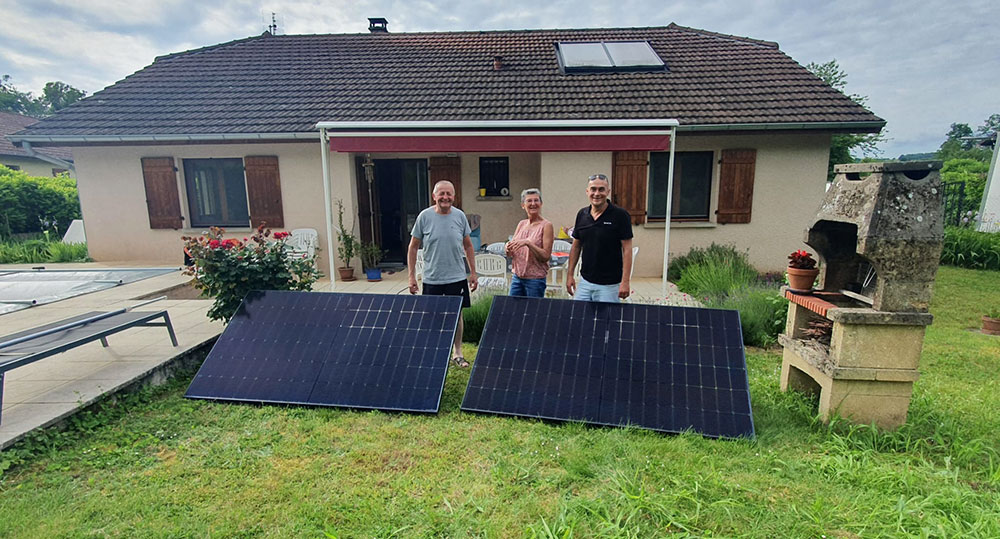 2 kits solaires clés en main installés à proximité d'une piscine