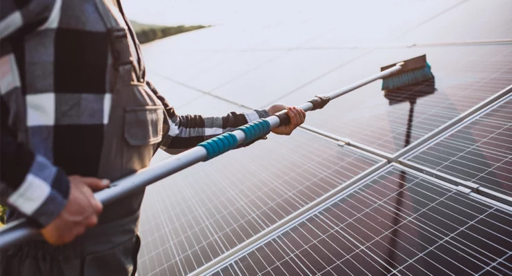 Entretien d'une installation de panneaux solaires photovoltaïques