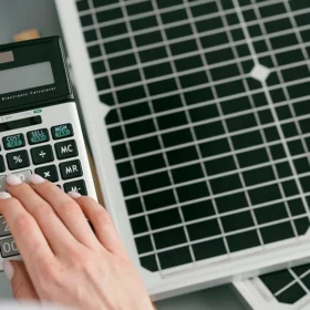 Image d'une personne qui calcule le prix de son installation de panneaux photovoltaïques