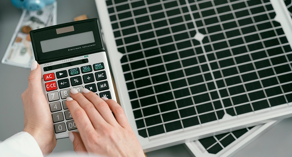 Image d'une personne qui calcule le prix de son installation de panneaux photovoltaïques